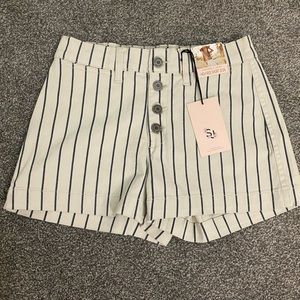 #56 NWT Sincerely Jules Brand vertical stripped shorts size 0/24